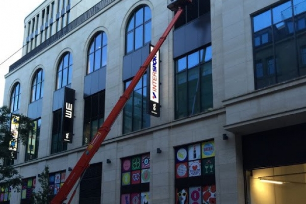 Glasreinigung mit Hubsteiger